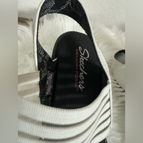 Like new Skechers sandals size 9 - Picture 6 of 6
